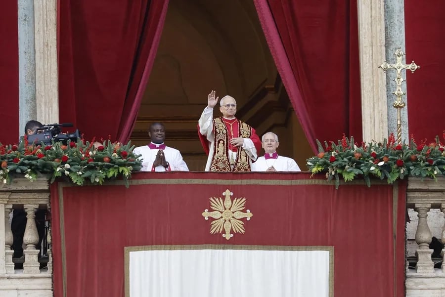 El papa León CIV durante la bendición Urbi et Orbi, este jueves. EFE/EPA/Fabio Frustaci