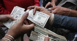 Dólar toca máximo del año por escalada en Irán y tensión electoral, ¿en qué conviene refugiarse?