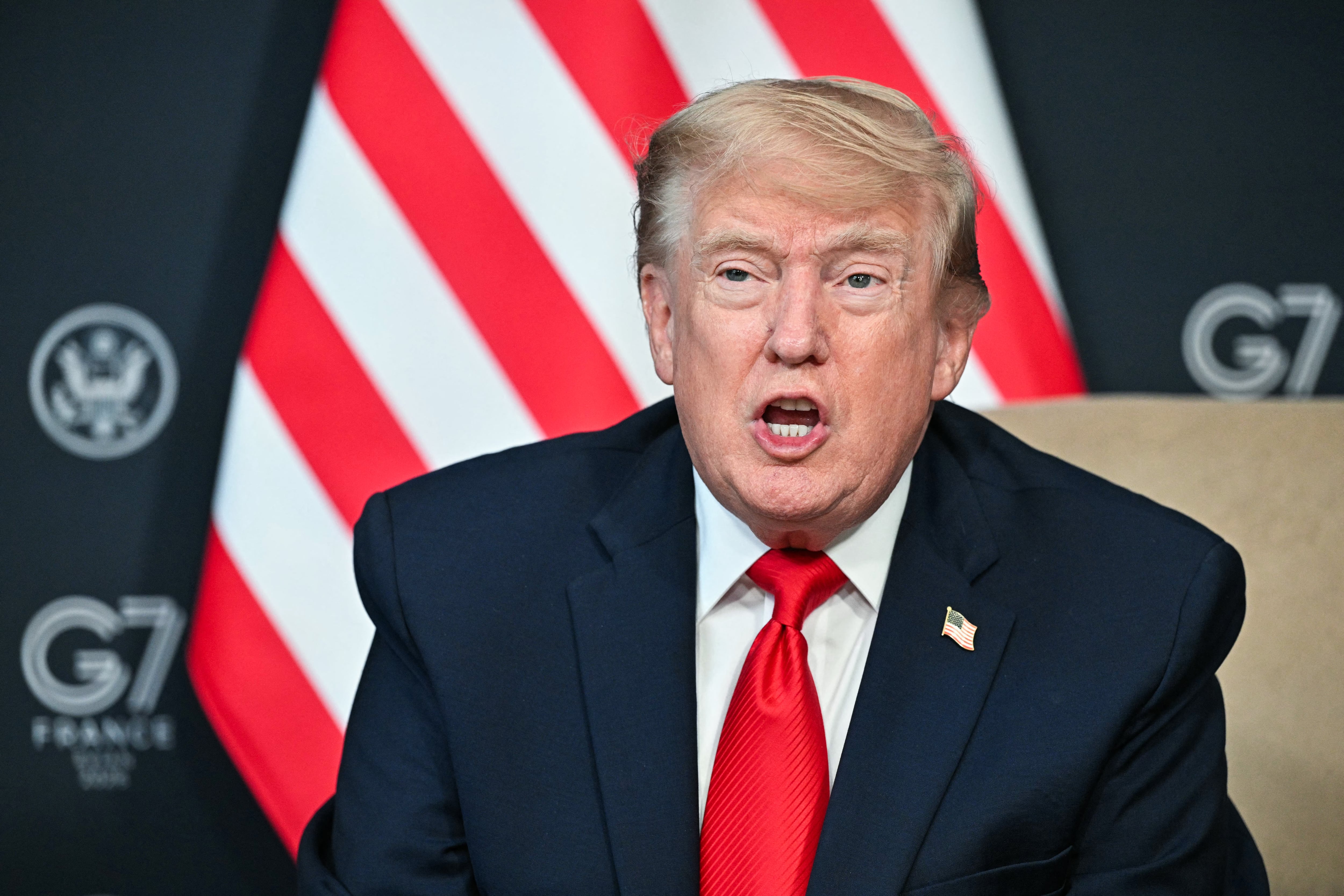 El presidente estadounidense Donald Trump asiste a una reunión bilateral con el emir de Qatar en la cumbre del G7, en Évian, al este de Francia, el 16 de junio de 2026. (Foto de Mandel NGAN / AFP).