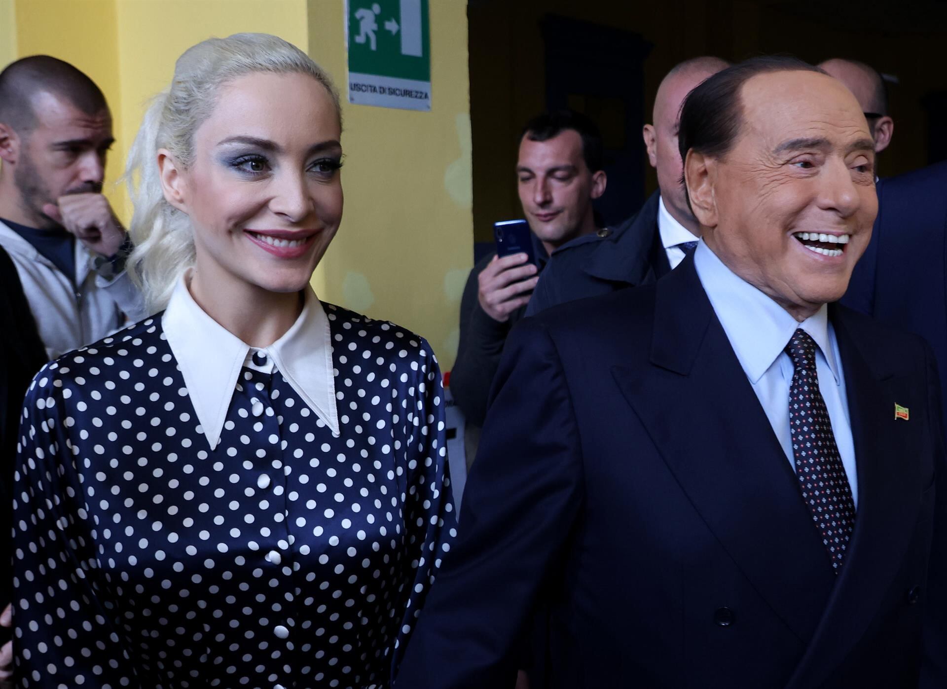 Silvio Berlusconi junto a su novia Marta Fascina asiste a votar en las elecciones legislativas en Italia. (EFE/MATTEO BAZZI).