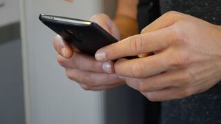 Ventas de teléfonos inteligentes aumentan ligeramente tras dos años de declive