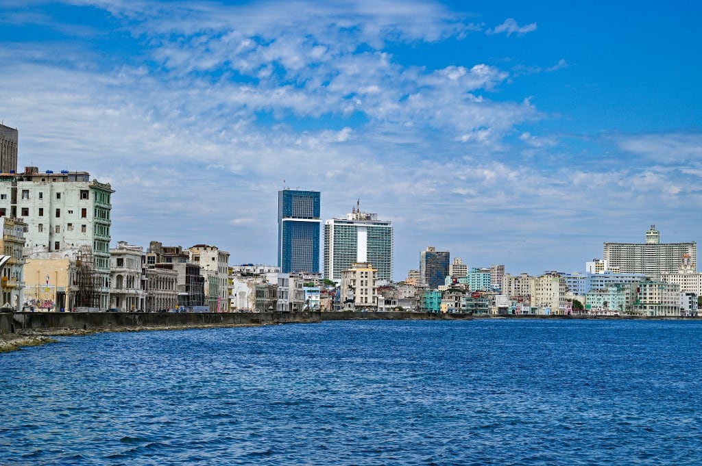 Vista del paseo marítimo de La Habana con el hotel Iberostar Selection (C, izquierda) y el hotel Habana Libre Melia (C, derecha), el 2 de junio de 2026. (Foto de ADALBERTO ROQUE / AFP)