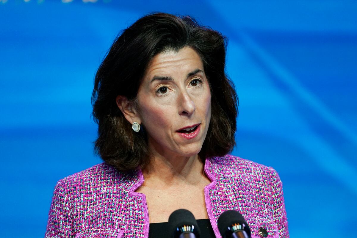 “Publicamos la lista para advertir al mundo que no permitiremos que las empresas y los oligarcas rusos y bielorrusos viajen con impunidad violando nuestras leyes”, dijo la secretaria de Comercio, Gina Raimondo. (Foto: AP)