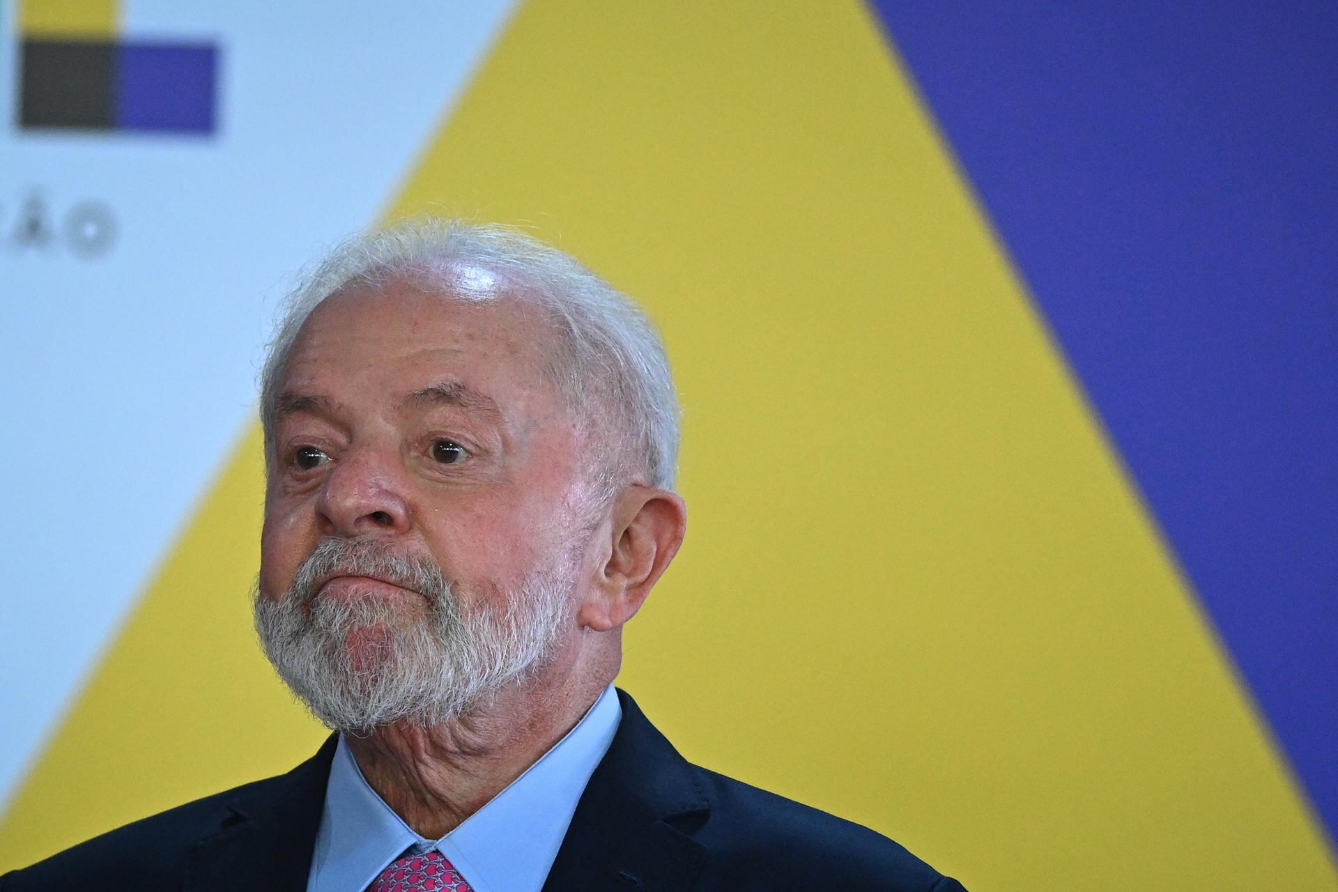 El presidente de Brasil, Luiz Inácio Lula da Silva, participa en una ceremonia de firma de contratos de concesión de carreteras, hoy, en el Palacio de Planalto en Brasilia (Brasil). EFE/ Andre Borges