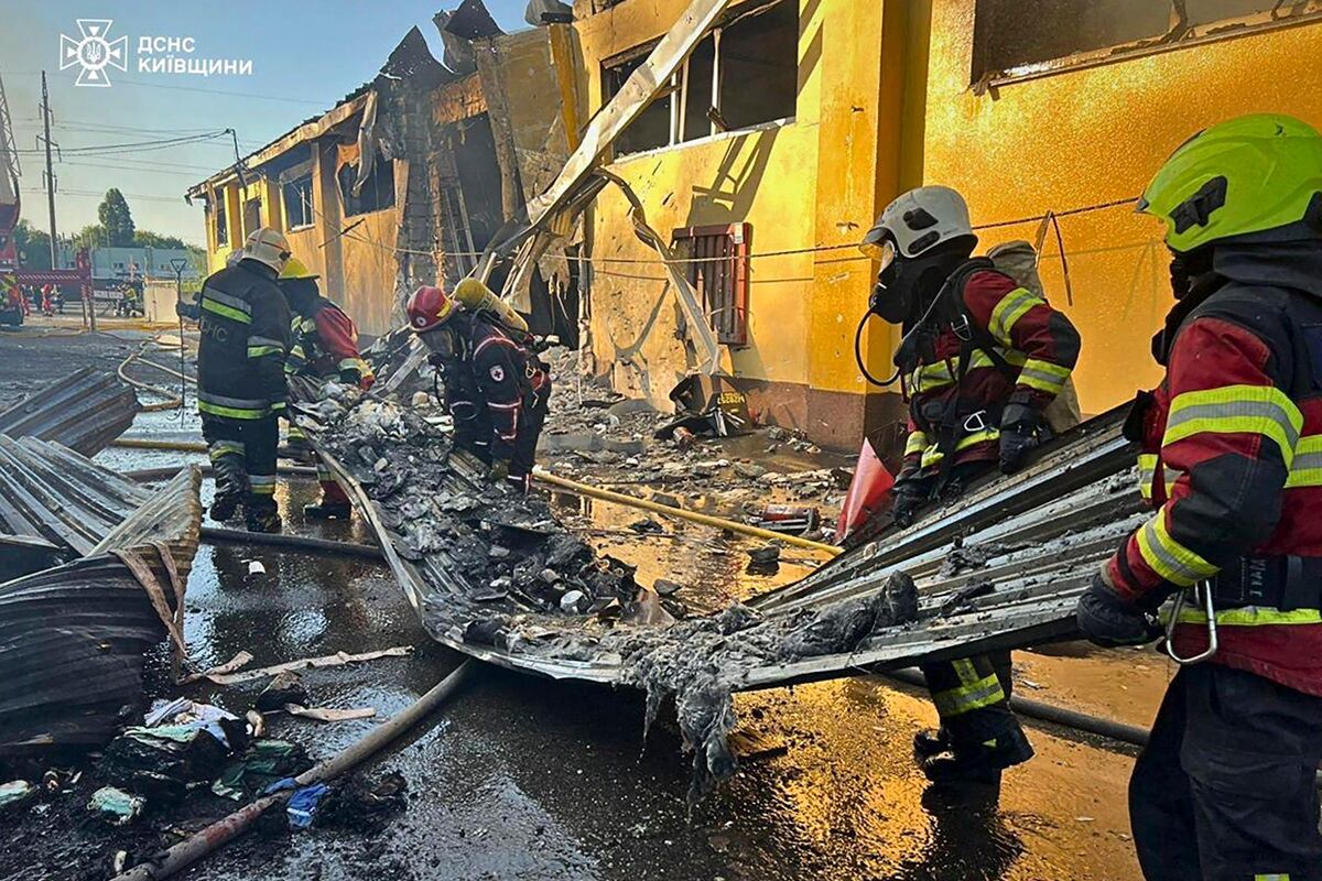 Rescatistas ucranianos trabajan en el lugar de un bombardeo tras los ataques con drones rusos en el área de Kiev, Ucrania, el 6 de julio de 2025. (Foto de EFE/EPA/SERVICIO DE EMERGENCIAS DEL ESTADO)