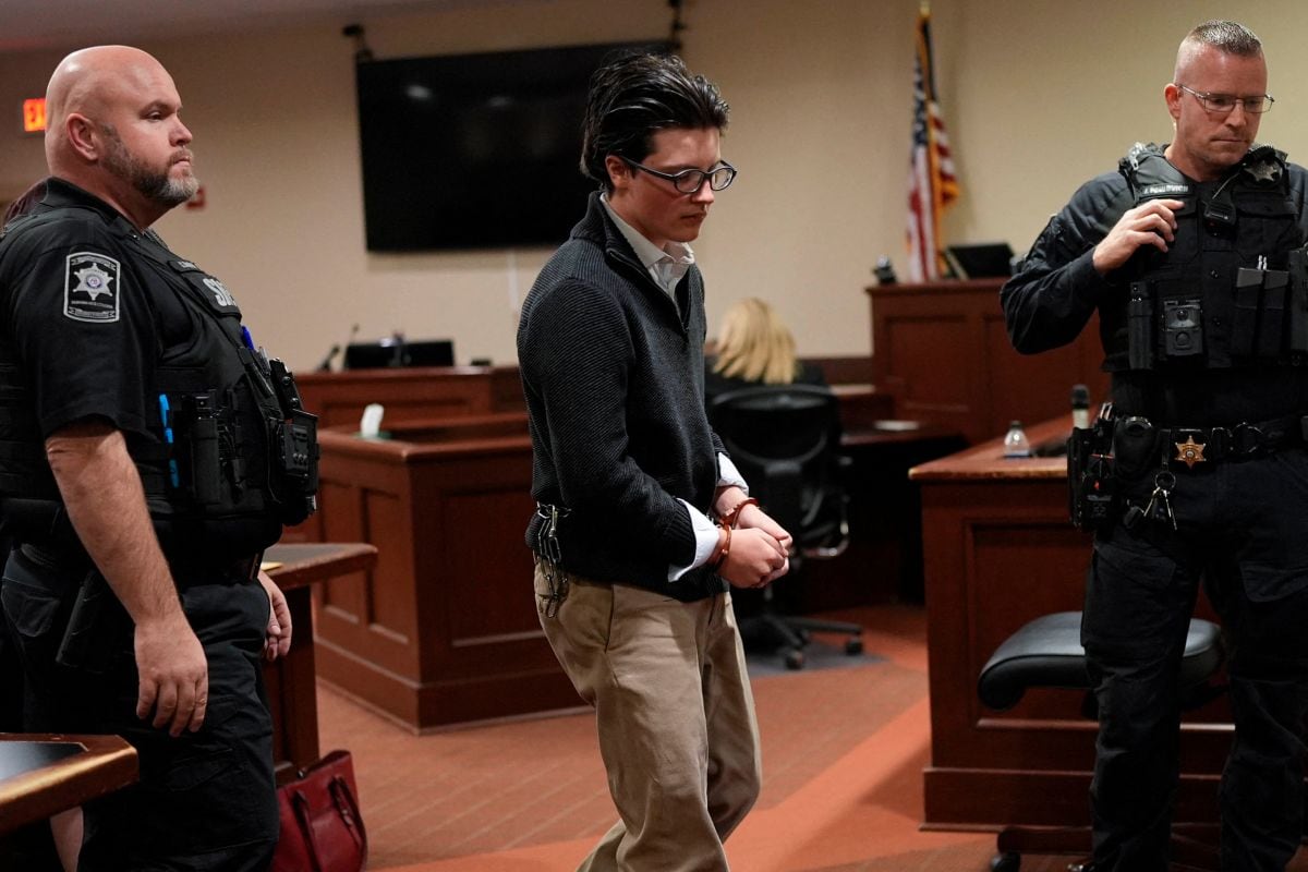 El 4 de septiembre de 2024, Colt Gray, entonces de 14 años, presuntamente disparó a once personas, matando a dos estudiantes y dos profesores, en el instituto Apalachee High School, cerca de Winder, Georgia, Estados Unidos. Foto: Mike Stewart / POOL / AFP