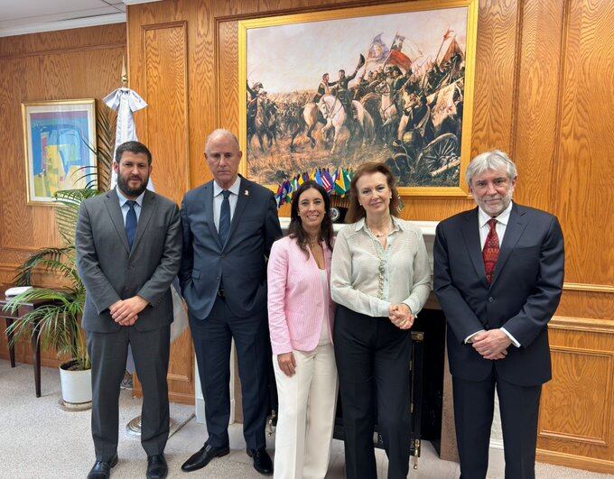 El canciller Javier Gonzalez-Olaechea, su homóloga argentina Diana Mondino y representantes de países de la región se reunieron con el político venezolano David Smolansky y el economista Rafael de la Cruz, Foto: Cancillería.