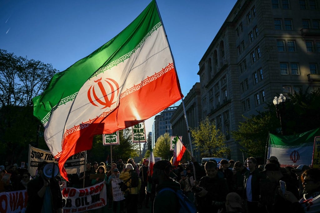 Manifestantes participan en una protesta contra la acción militar estadounidense en Irán cerca de la Casa Blanca en Washington, D.C., el 7 de abril de 2026. (Foto de Mandel NGAN / AFP)