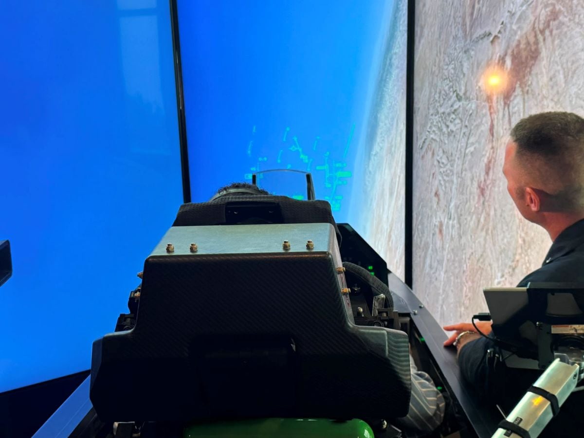 Scott "Bonsai" Dieringer, experimentado piloto de Lockheed Martin, presente en la simulación. La compañía estadounidense destacó las capacidades del F-16 Block 70 y su red global, que incluye 2,800 aeronaves operativas en 29 países. Foto: Giancarlos Torres- Gestión.