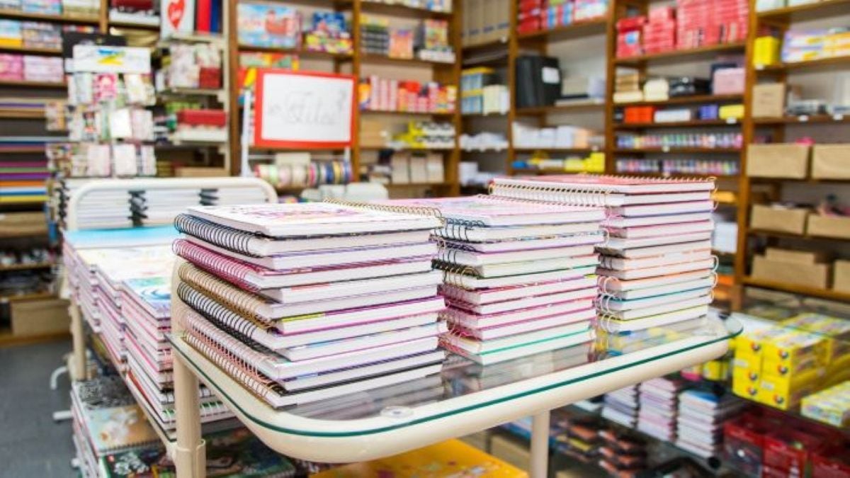 Entre otras presuntas infracciones, se habrían registrado casos de direccionamiento en la compra de textos escolares y la exigencia de materiales que no corresponden al servicio educativo. Foto: Indecopi.