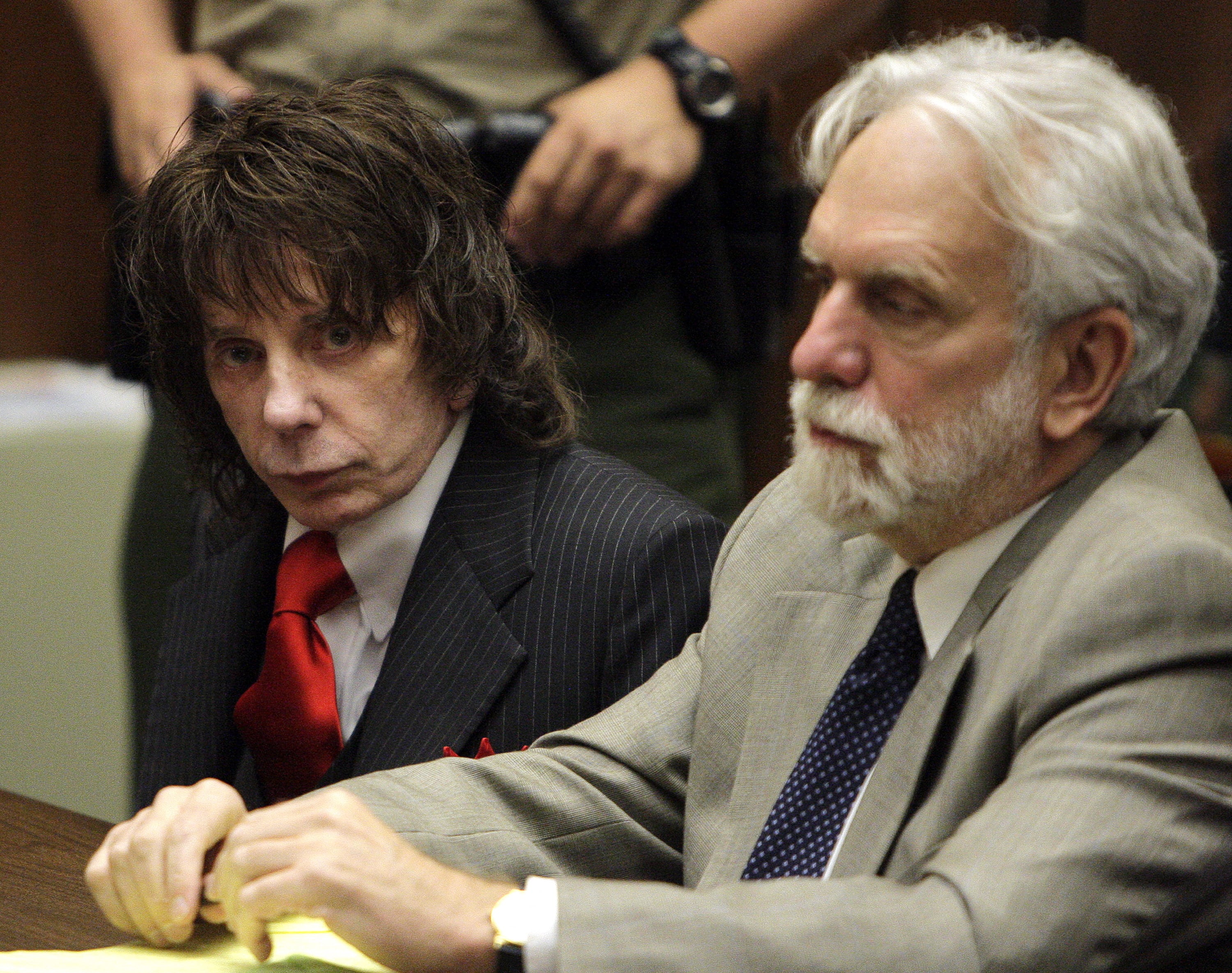 El productor musical Phil Spector y uno de sus abogados, Dennis Riordan (derecha), se enfrentan al juez Larry Paul Fidler en un tribunal de Los Ángeles el 29 de mayo de 2009 (Foto: JAE C.HUNG / AFP)