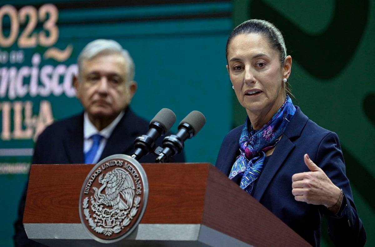 El presidente mexicano, Andrés Manuel López Obrador, escucha a la presidenta electa, Claudia Sheinbaum, durante una conferencia de prensa en Ciudad de México, el 20 de enero de 2023. (Foto de ALFREDO ESTRELLA / AFP)