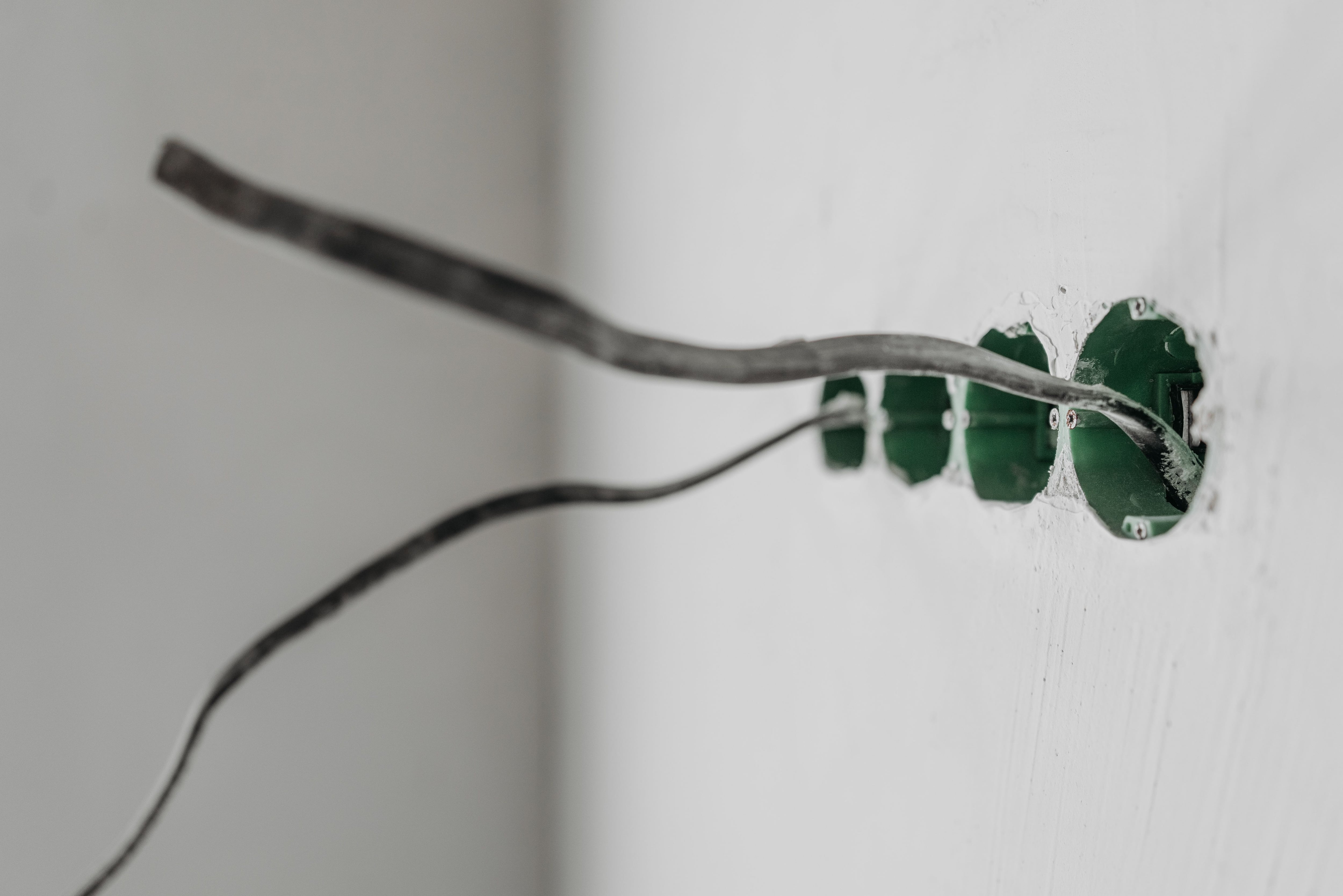 La informalidad constructiva y los productos eléctricos subestándares pueden convertir el ahorro inicial de las familias en mayores riesgos y gastos. (Foto: Pexels)