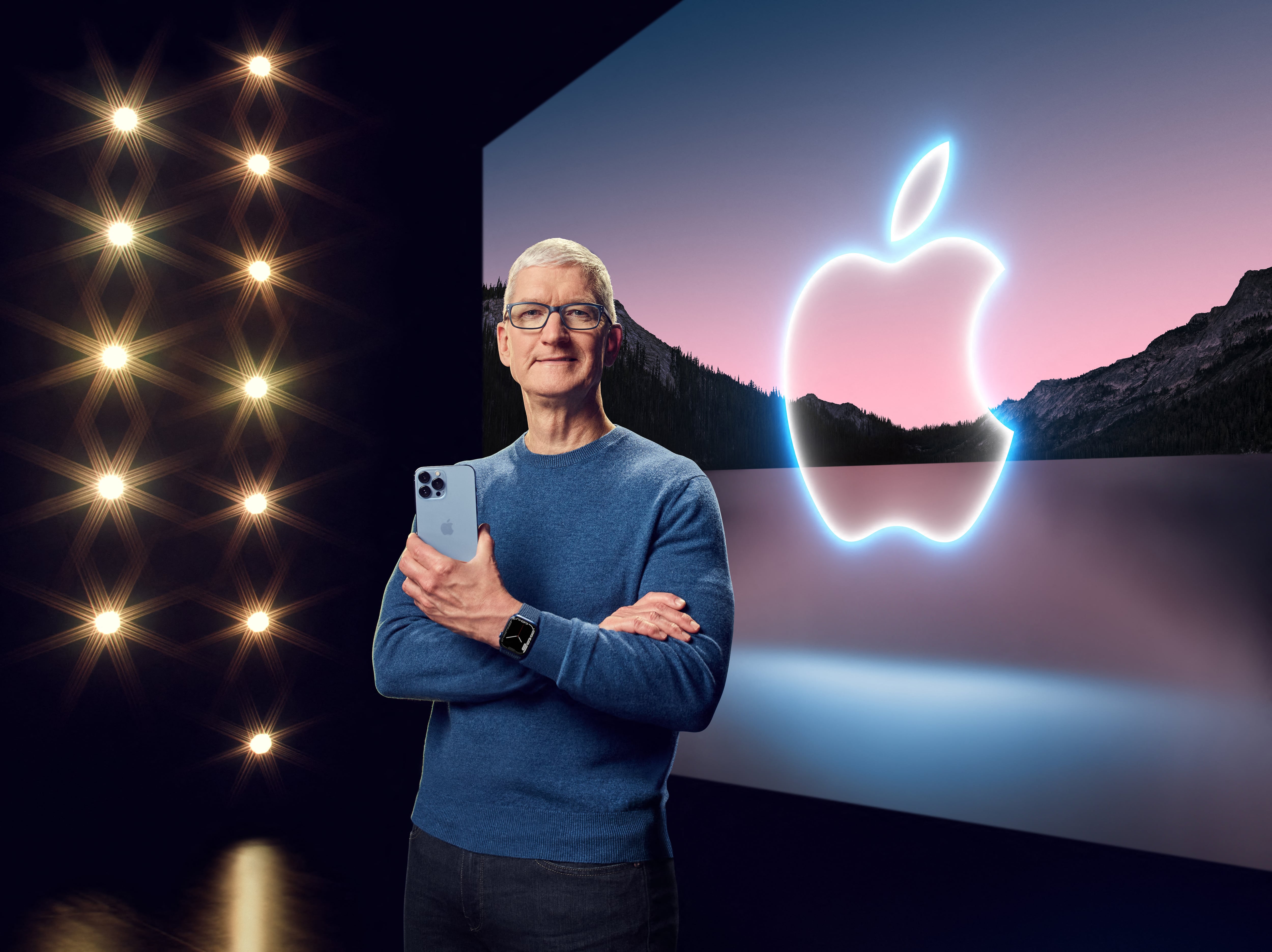 Esta imagen, obtenida el 14 de septiembre de 2021 por cortesía de Apple Inc., muestra al CEO de Apple, Tim Cook, con el iPhone 13 Pro Max y el Apple Watch Series 7 durante un evento especial en Apple Park en Cupertino, California. - El CEO de Apple, Tim Cook, protagonizó un video de impecable producción el martes para lanzar un nuevo iPhone, con pocas pistas sobre la excepcional serie de problemas que enfrenta su compañía, incluyendo cambios de política, un ataque de software espía y batallas legales. (Foto de Handout / Apple Inc. / AFP)