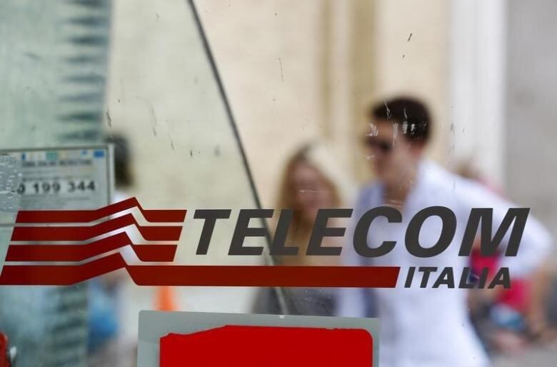La venta fue confirmada al cierre de los mercados europeos y en la Bolsa de Milán Telecom Italia concluyó con un alza del 1.12%, con un precio de 0.226 euros por acción.