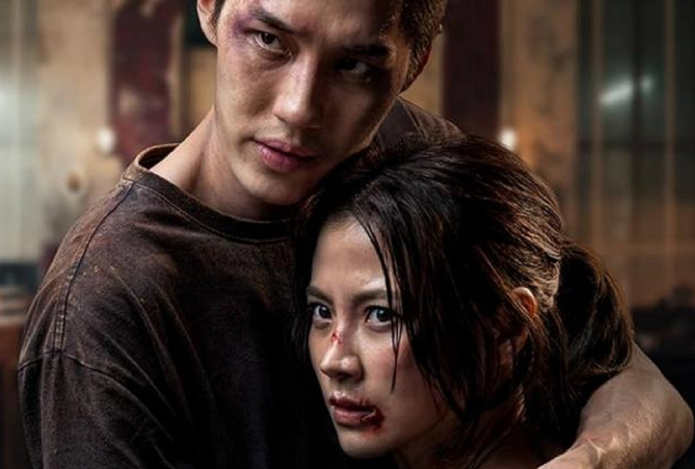 Thanapob Leeratanakachorn interpreta a Pran y Pimchanok Luevisadpaibul interpreta a Lhan en la película tailandesa "Sangre asesina" (Foto: Netflix)