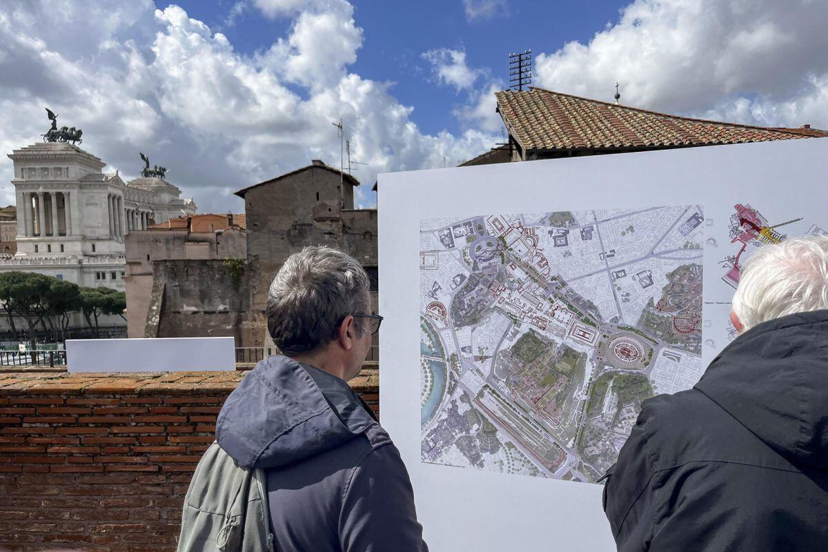 La idea del estudio Labics ampliará el espacio reservado a los peatones y turistas, con amplias plataformas de madera que acercarán las ruinas al caminante, como un amplio bulevar con más árboles y bancos para hacer el recorrido más agradable. (Foto: EFE)
