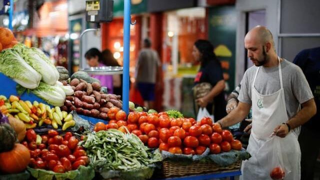 Problemas económicos en Argentina despiertan el “turismo de supermercado” 