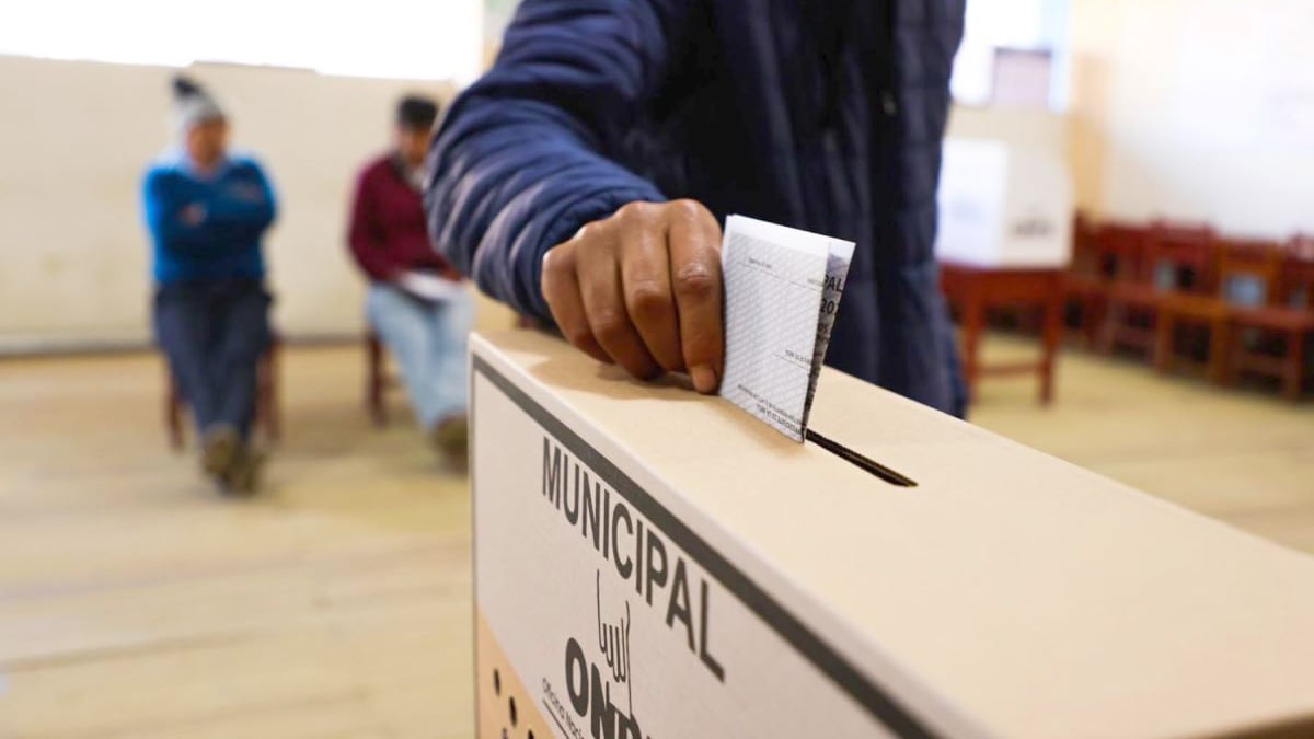 Gobierno de Fujimori transfiere 99.7 millones de soles para elecciones municipales y regionales