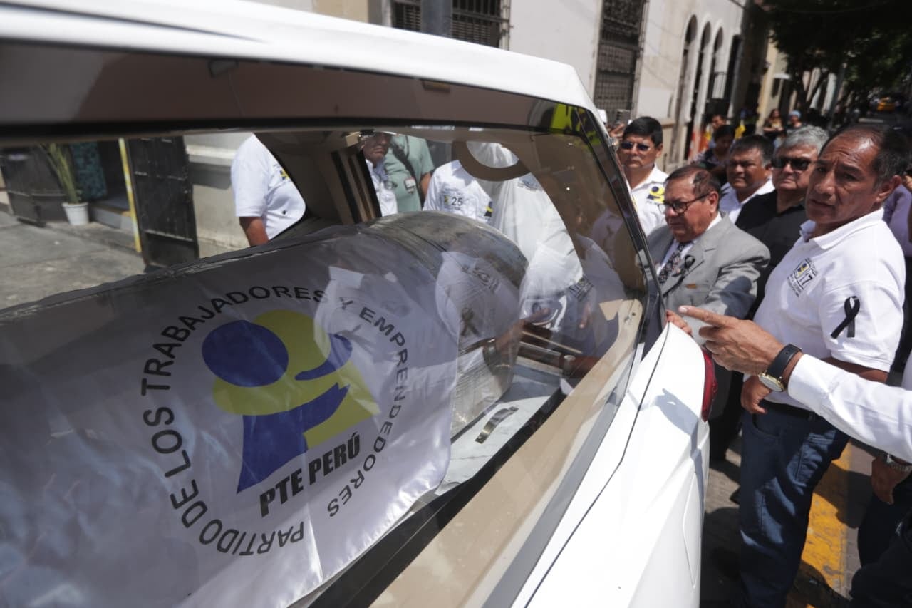 Llegada del cuerpo de quien fue en vida el candidato presidencial del partido PTE Perú Napoleón Becerra el cual falleció en un accidente de tránsito al interior del país.
Fotos: Julio Reaño/@photo.gec