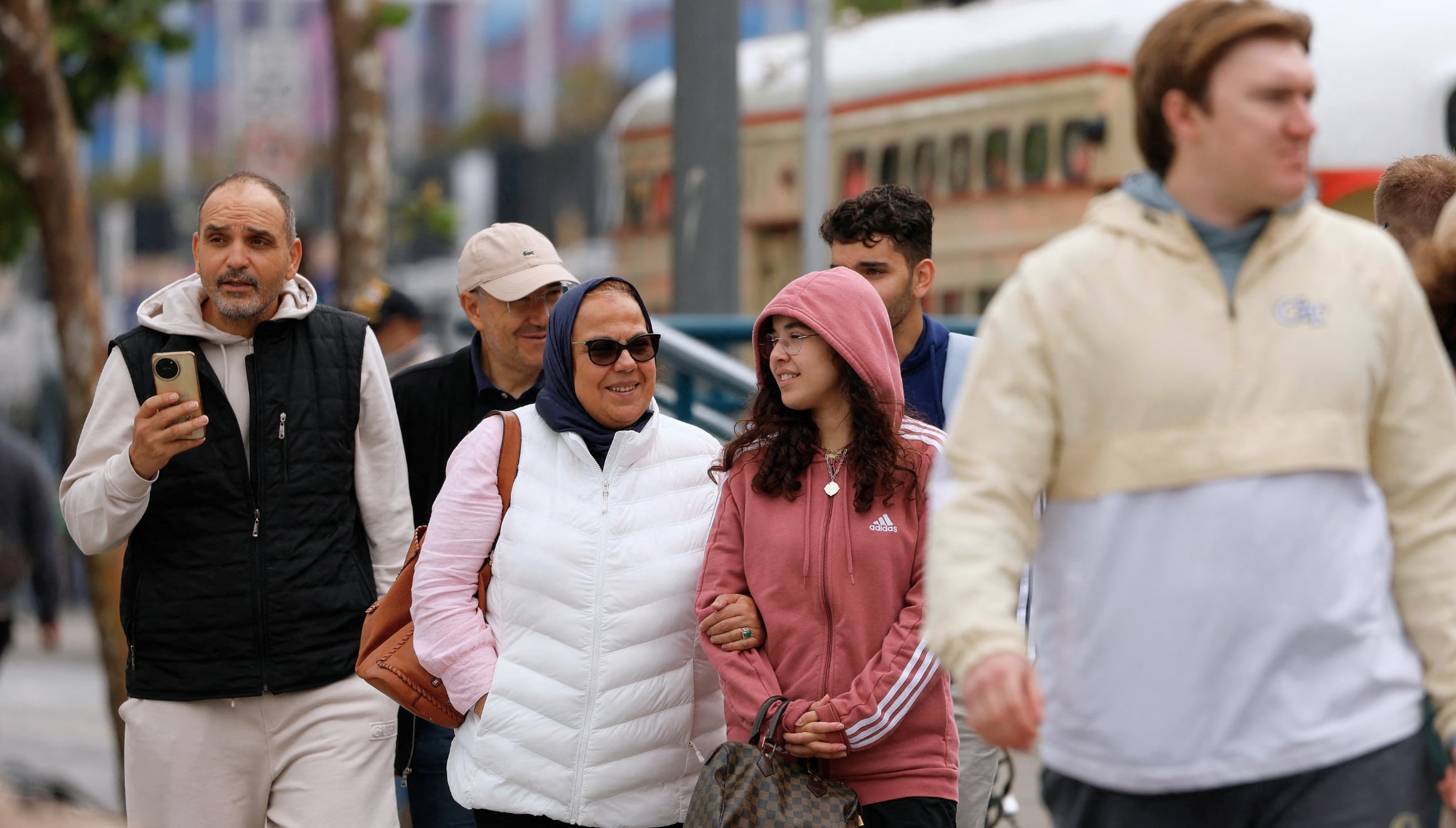 Ciudadanos de San Francisco caminando por una conocida calle de la ciudad (Foto: AFP)
