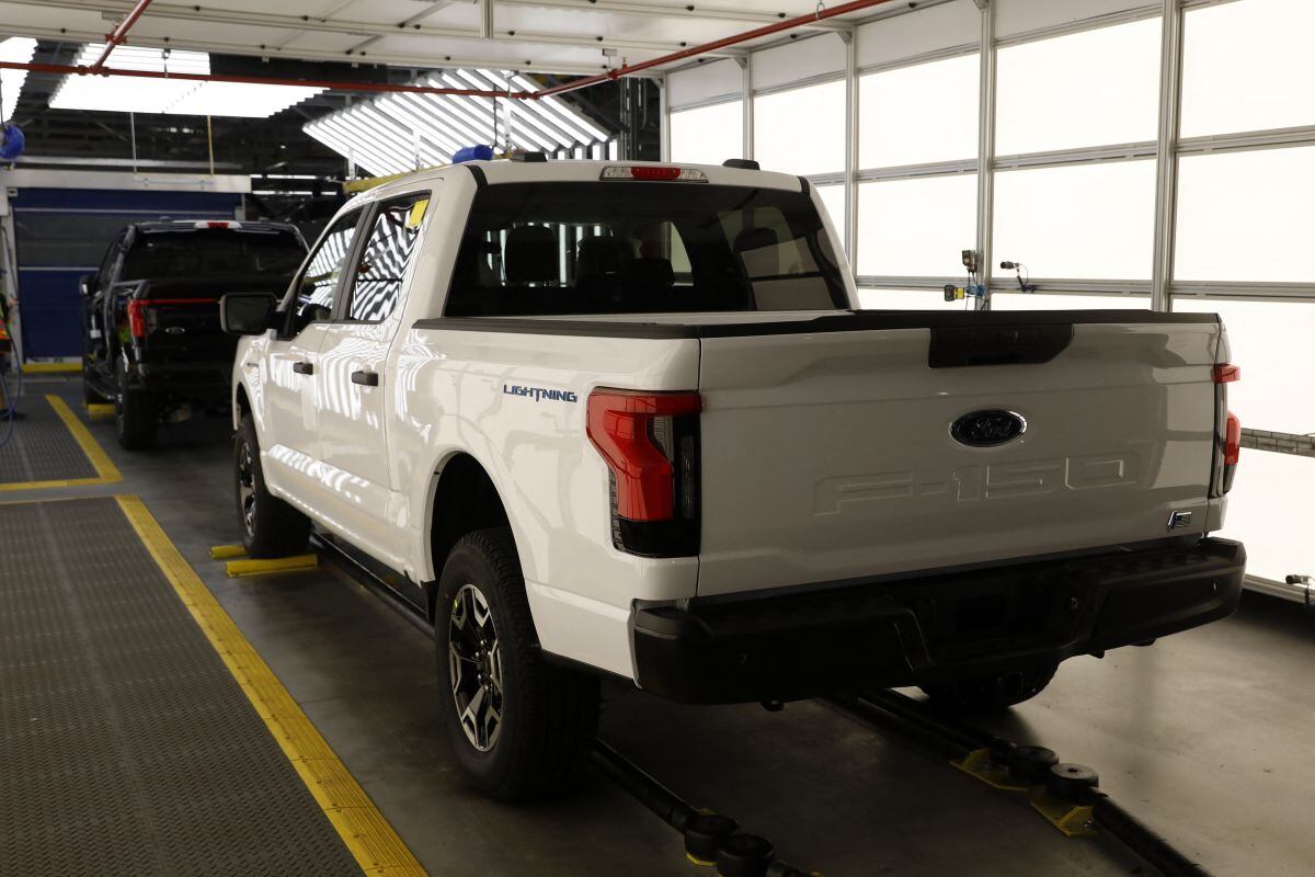 Camionetas F-150 Lightning alimentadas por baterías Ford Motor Co. en producción en su Centro de vehículos eléctricos Rouge en Dearborn, Michigan, el 20 de septiembre de 2022 (Foto: Jeff Kowalsky / AFP)