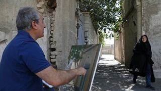 Pintores de Irán buscan capturar y preservar antiguo Teherán