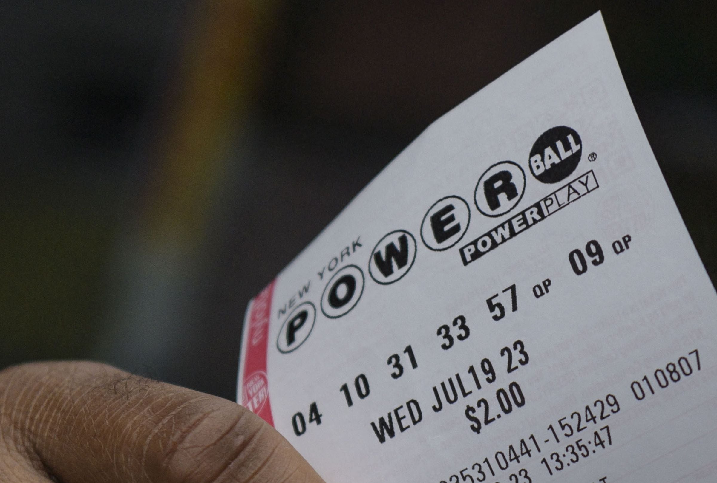 Revisa esta nota para conocer los números ganadores del Powerball en el sorteo del 15/04/2026 y averiguar si el premio mayor ya tiene dueño. (Foto: ANGELA WEISS / AFP)