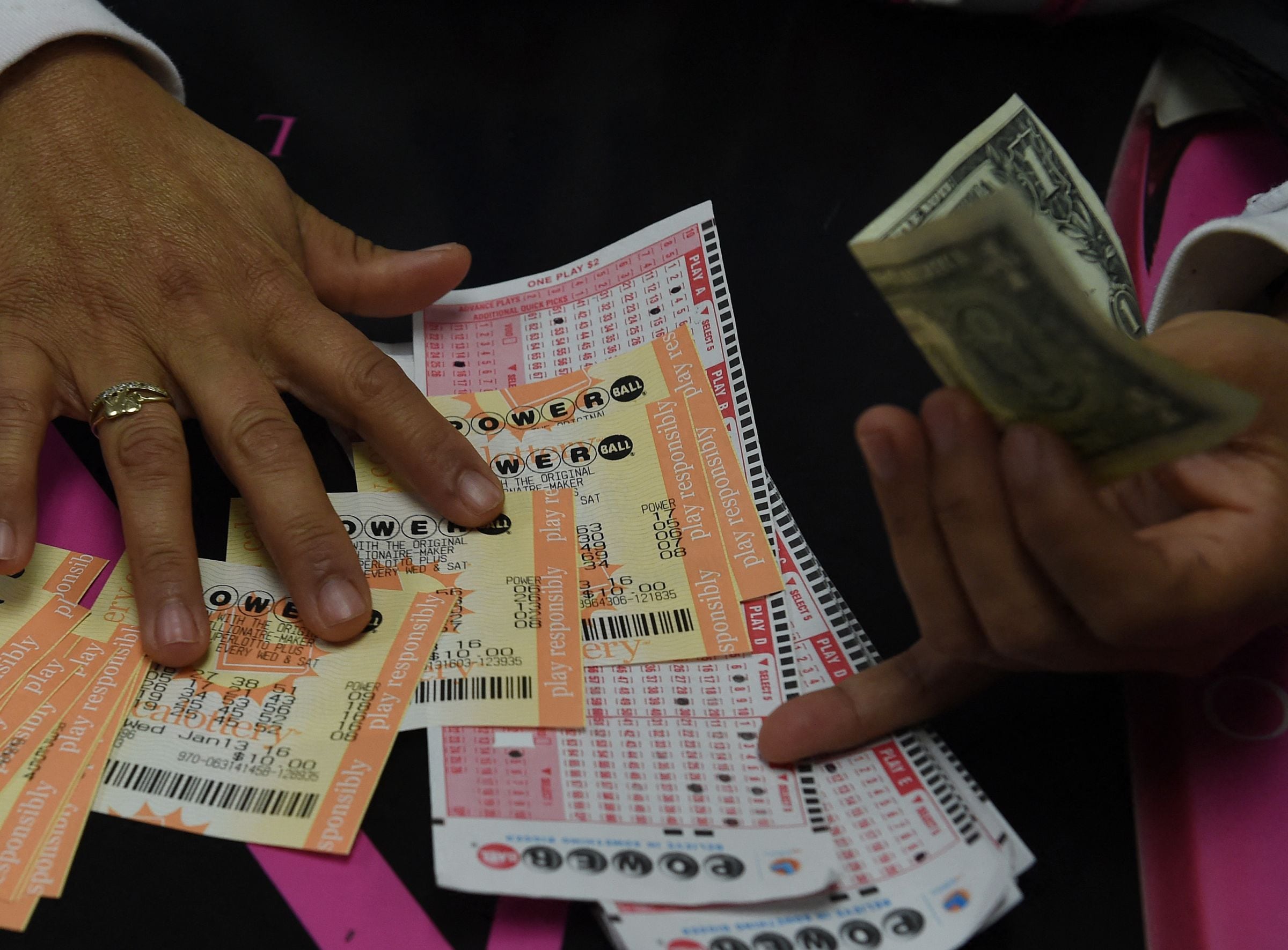 Por lo general, los participantes del Powerball pueden reclamar un premio de hasta $600 en cualquier lotería autorizada de la jurisdicción donde compraron el boleto. (Foto: MARK RALSTON / AFP)