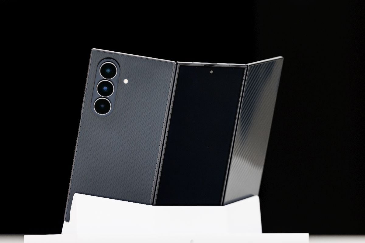 Un teléfono inteligente Galaxy Z TriFold de Samsung Electronics Co. en exhibición. Fotógrafo: SeongJoon Cho/Bloomberg