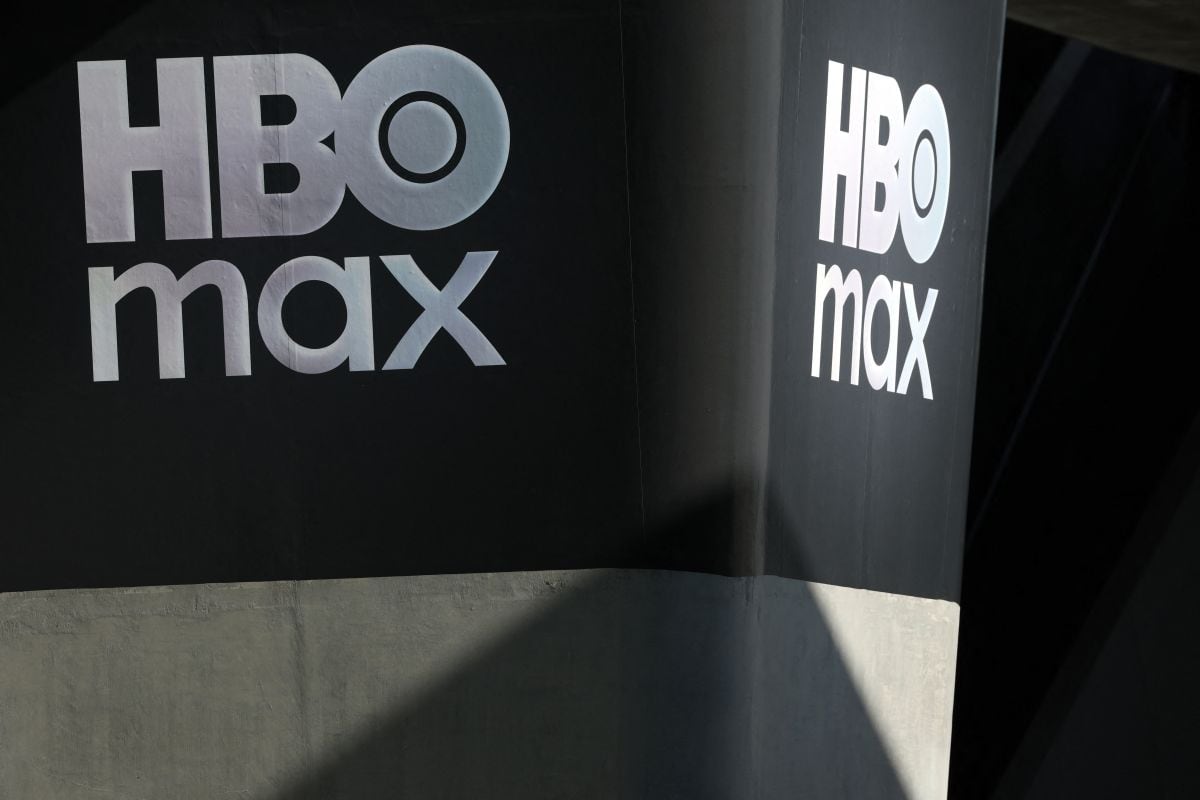 El logotipo de HBO Max se ve en el exterior de las oficinas de Warner Bros. Discovery en Culver City, California, el 5 de diciembre de 2025 (Foto: Patrick T. Fallon / AFP)