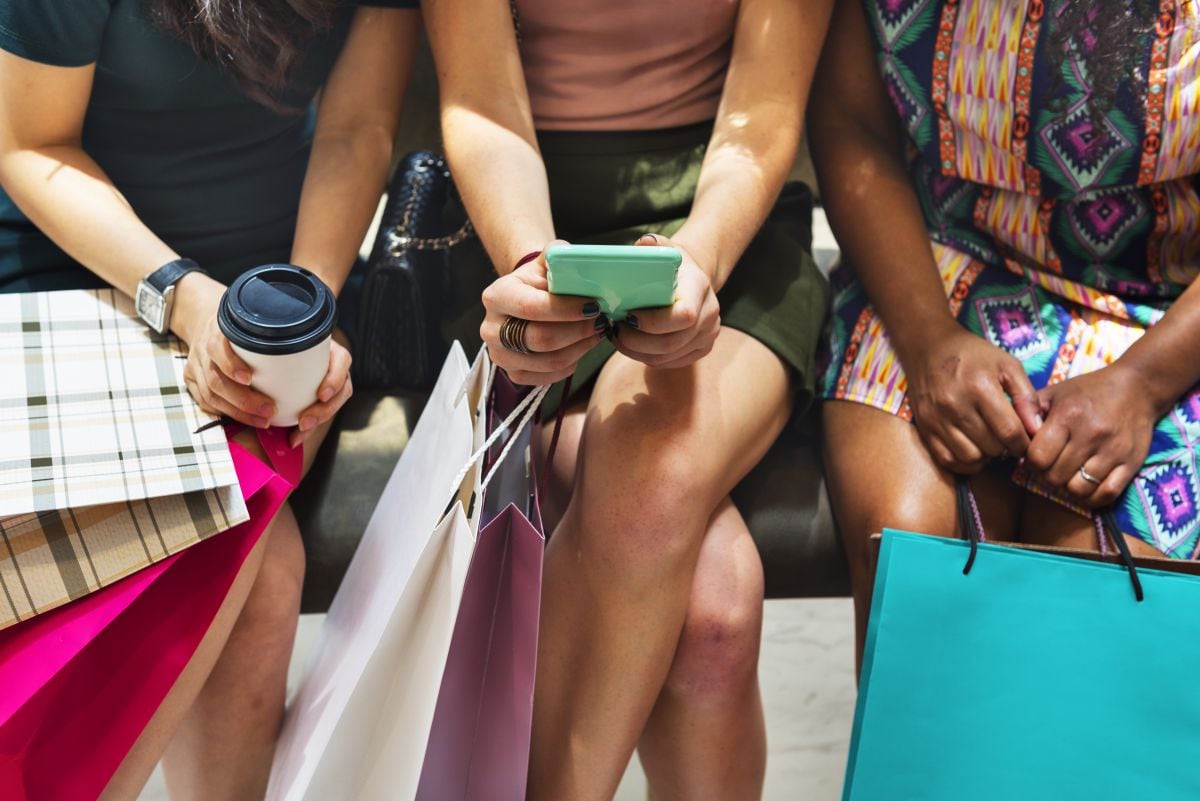 Jóvenes consumidores de la generación Z muestran hábitos de compra más comparativos y mayor uso de herramientas digitales e inteligencia artificial. Foto: Realidades.