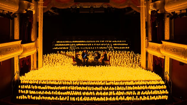 La producción de Candlelight elige las locaciones de acuerdo con la atmósfera y acústica del lugar, combinando recintos históricos como el Teatro Segura con espacios culturales modernos y auditorios acotados en Lima. (Foto: Candlelight - Fever)
