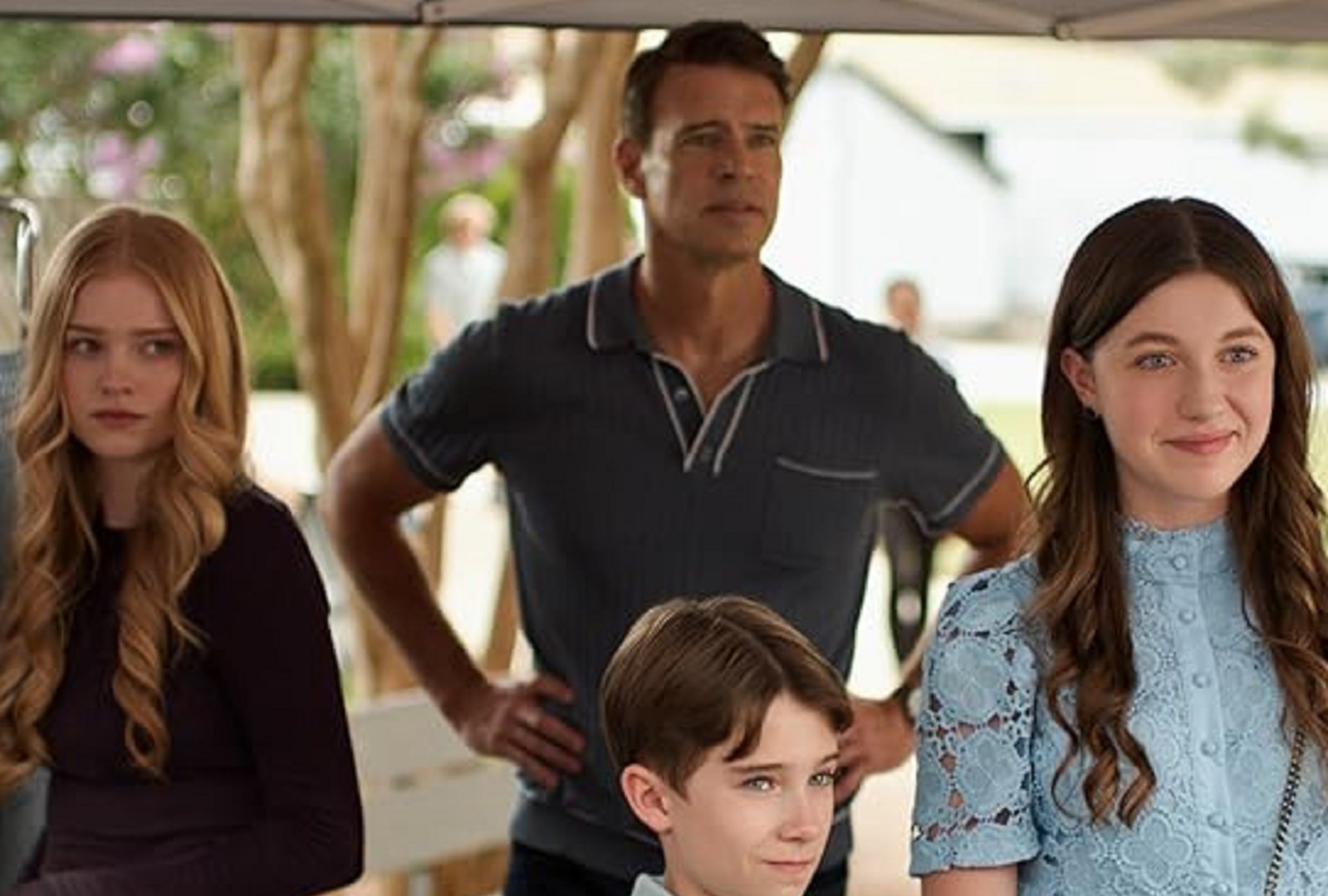 Leven Miranda como Flora, Scott Foley como Malcolm, Cary Christopher como Justin y Cassidy Paul como Penélope en el drama romántico "It’s Not Like That" (Foto: Amazon Prime Video)