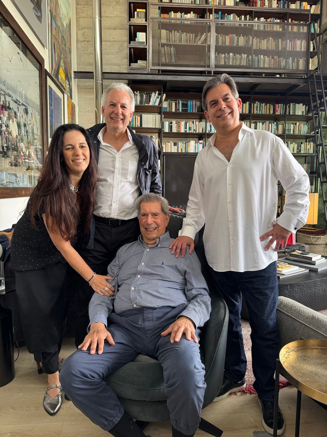 Mario Vargas Llosa junto a sus hijos. Foto: Del X Álvaro Vargas Llosa.