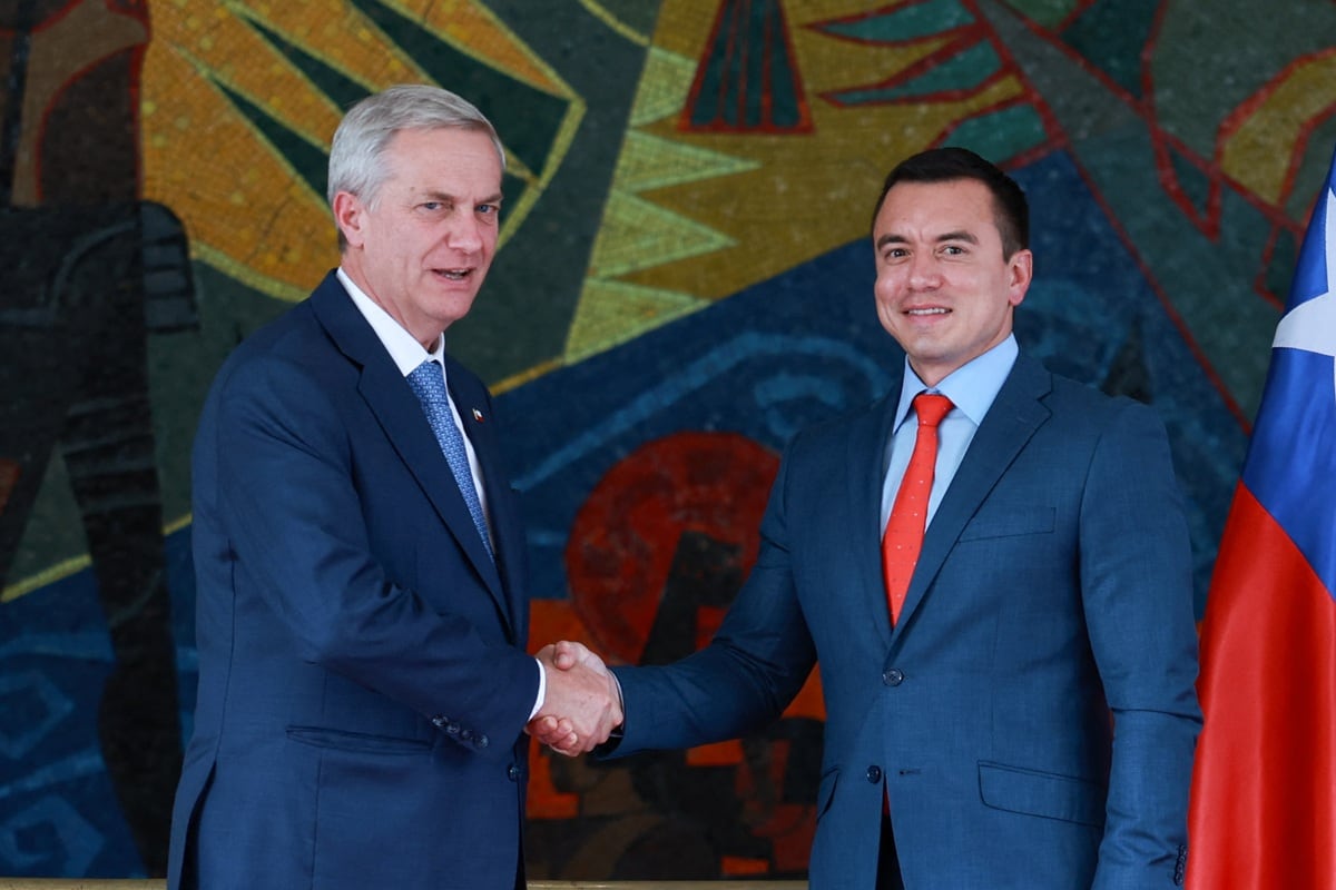 El presidente electo de Chile, José Antonio Kast, estrechando la mano del presidente de Ecuador, Daniel Noboa, en el palacio de gobierno en Quito, el 23 de diciembre de 2025. (Isaac Castillo / Presidencia ecuatoriana / AFP)