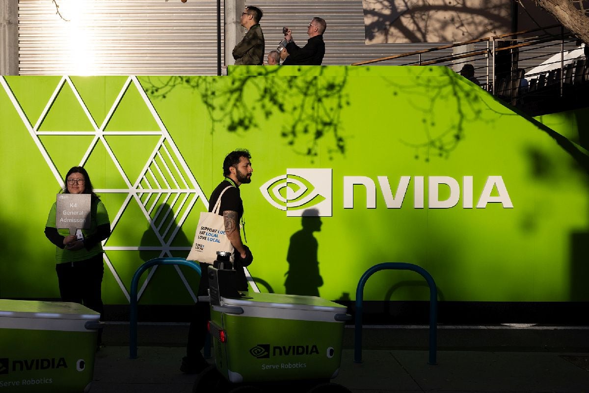 Logotipo de Nvidia en la conferencia GTC de la compañía en San José, California, el 16 de marzo. Fotógrafo: Benjamin Fanjoy/Getty Images