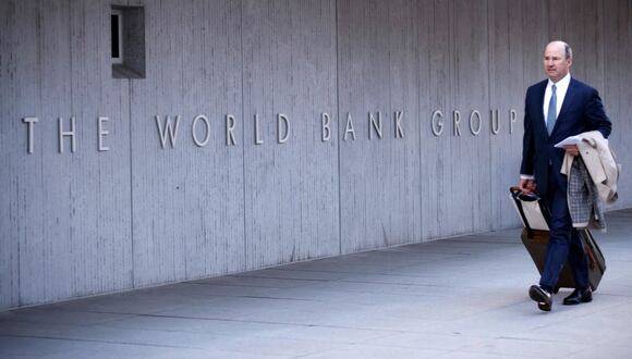 Personas pasan en frente del edificio del Banco Mundial en Washington, en una fotografía de archivo. EFE/Shawn Thew