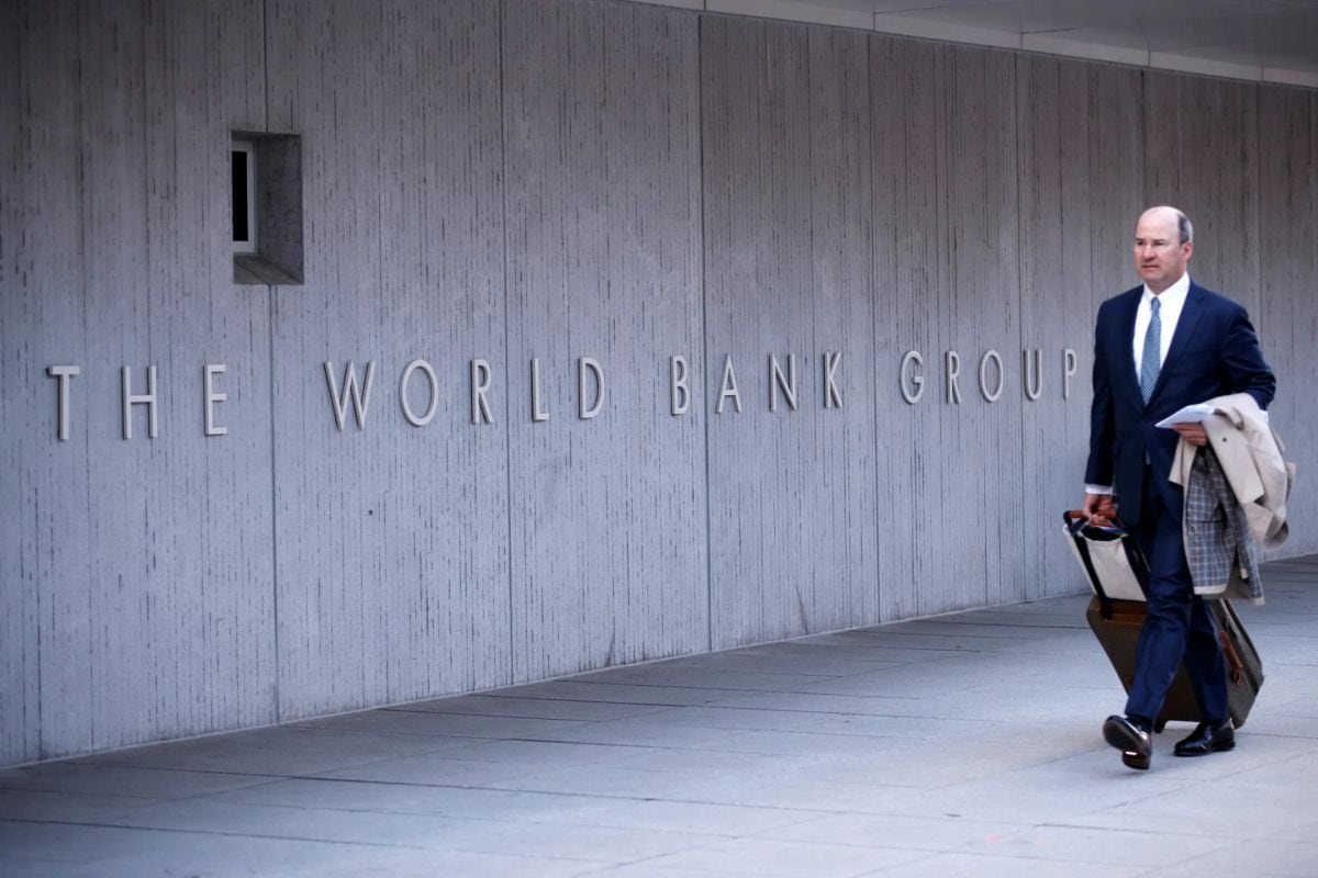 Personas pasan en frente del edificio del Banco Mundial en Washington, en una fotografía de archivo. EFE/Shawn Thew