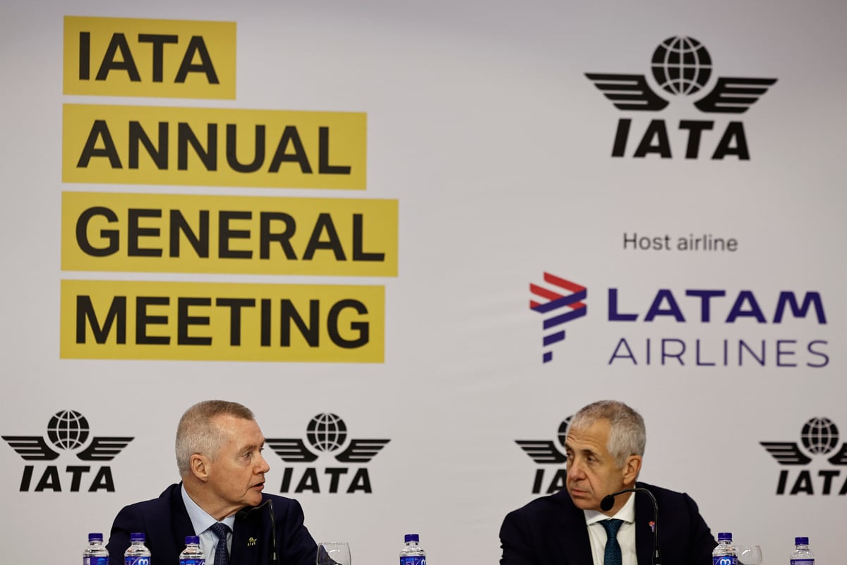 El director General de la Asociación Internacional de Transporte Aéreo (IATA), Willie Walsh (i), habla junto al director General del Grupo LATAM Airlines, Roberto Alvo, en la 82° Reunión Anual General de la IATA este lunes, durante la rueda de prensa de clausura en Río de Janeiro (Brasil). EFE/André Coelho