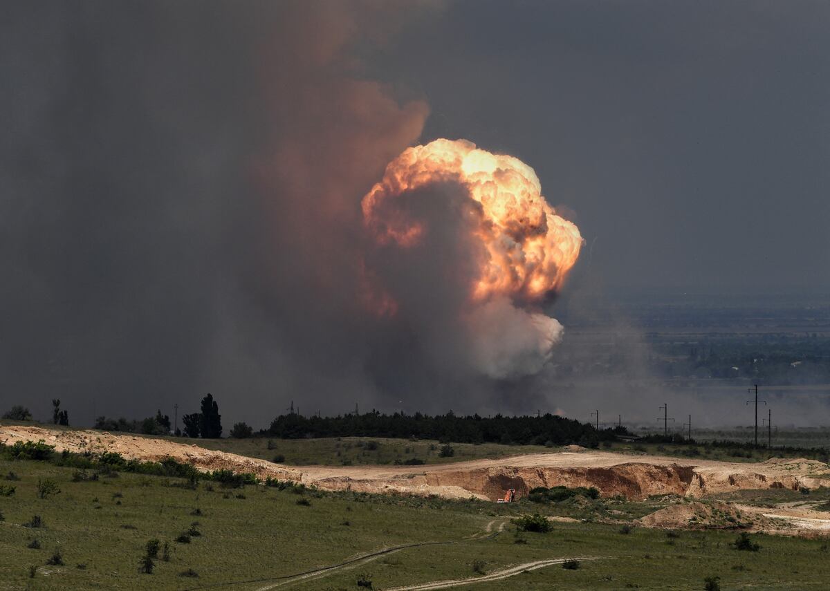 Una imagen muestra la detonación de municiones causada por un incendio en un campo de entrenamiento militar en el distrito Kirovsky de Crimea. (Foto de Viktor KOROTAYEV / Kommersant Photo / AFP)