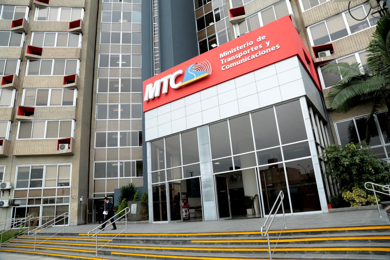 Ministerio de Transporte y Comunicaciones designó a sus nuevos funcionarios públicos de confianza, con el aval de Rafael Rey y la presidenta Keiko Fujimori. Foto: MTC