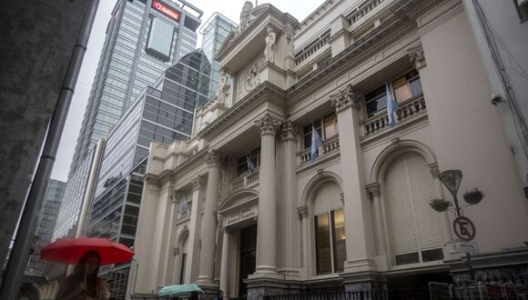 El banco central de Argentina aumentó sus ventas de futuros del peso en el MAE en un 50% esta semana, a US$ 1,300 millones.