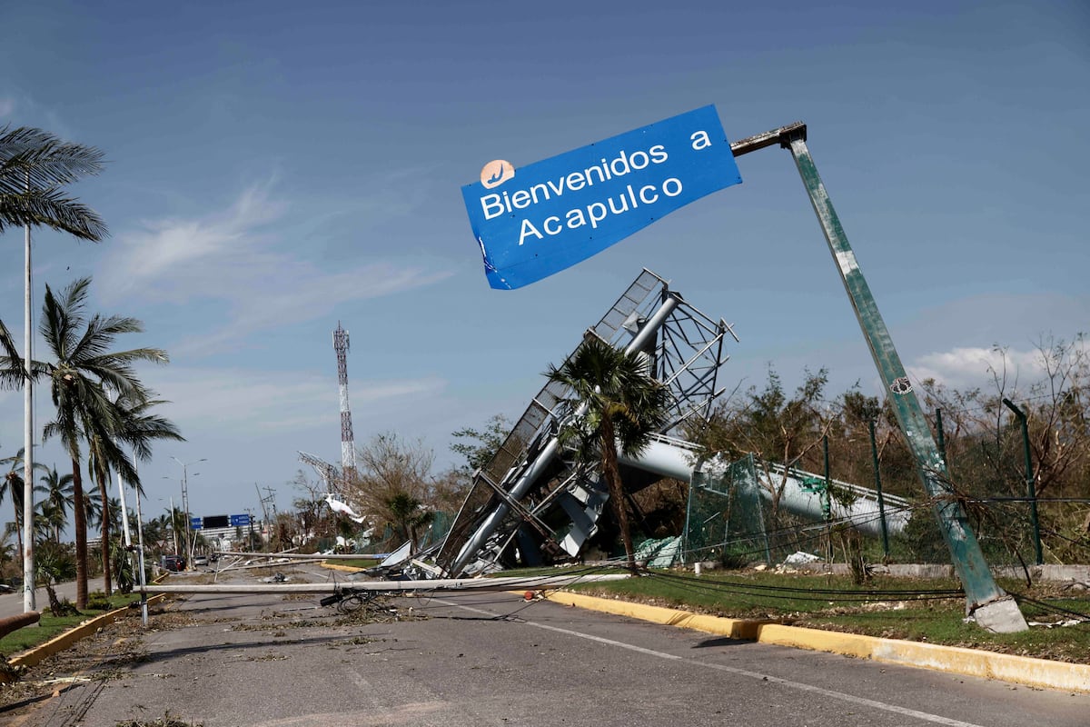 Vista de la destrucción dejada por el paso del huracán Otis cerca del Aeropuerto Internacional de Acapulco, en México, el 27 de octubre de 2023. (Foto de Rodrigo OROPEZA/AFP).
