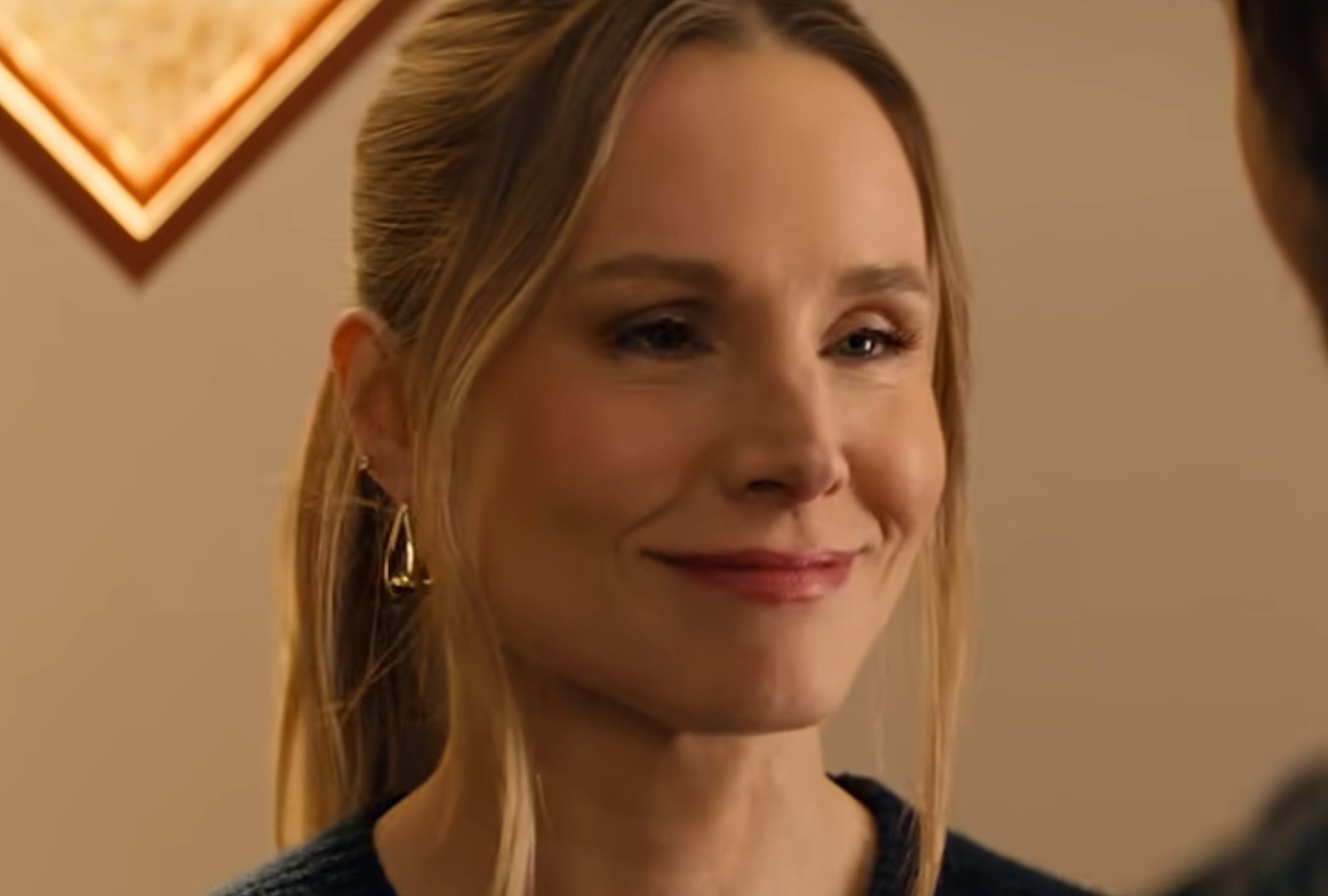 Kristen Bell como Joanne en una escena de la tercera temporada de la serie "Nobody Wants This" (Foto: 20th Television / 3 Arts Entertainment / Steve Levitan Productions / Netflix)