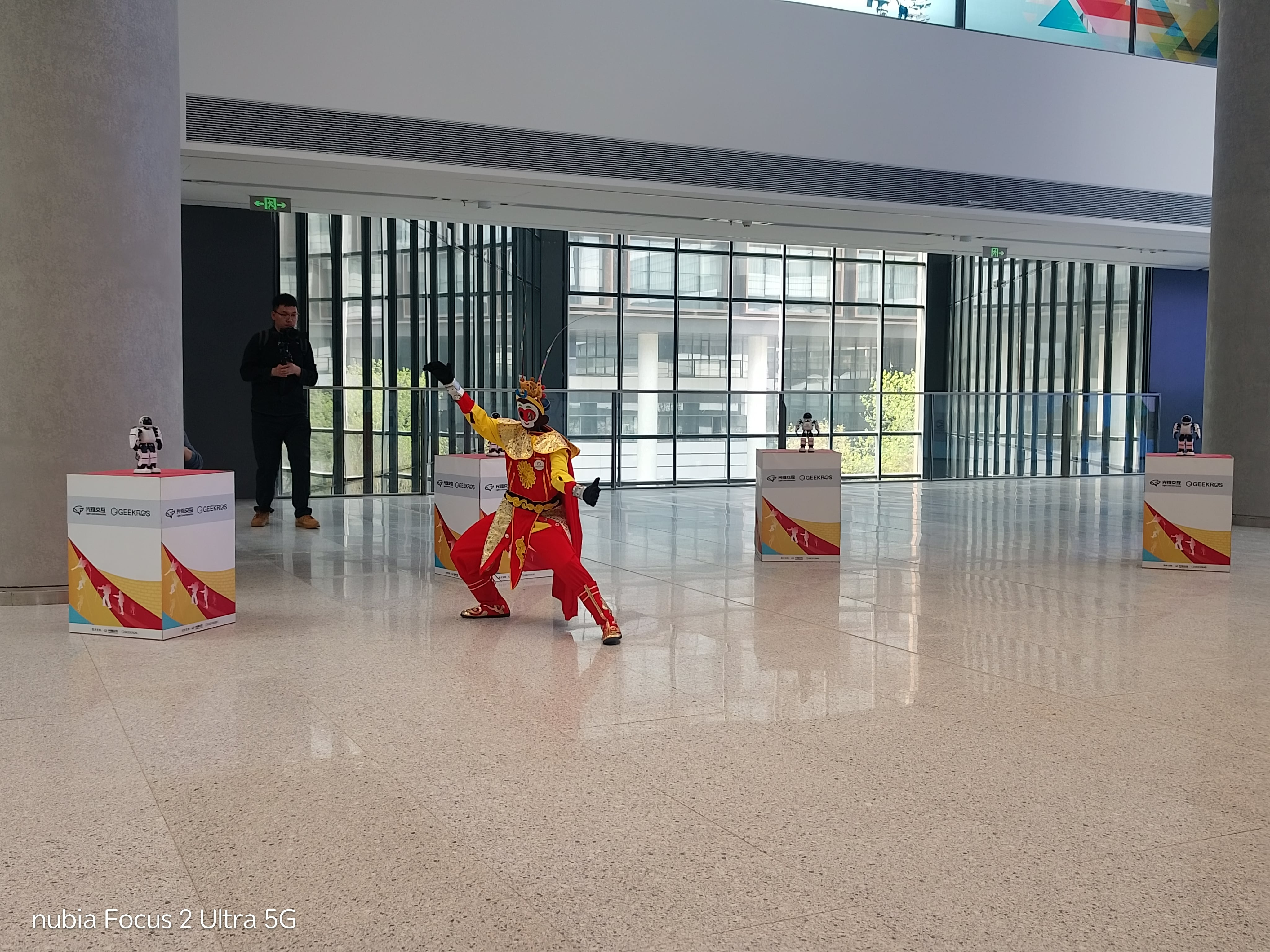 Robot humanoide demostrando su capacidad de imitar movimientos y emociones para aplicaciones en turismo y entretenimiento. (Foto: EC)