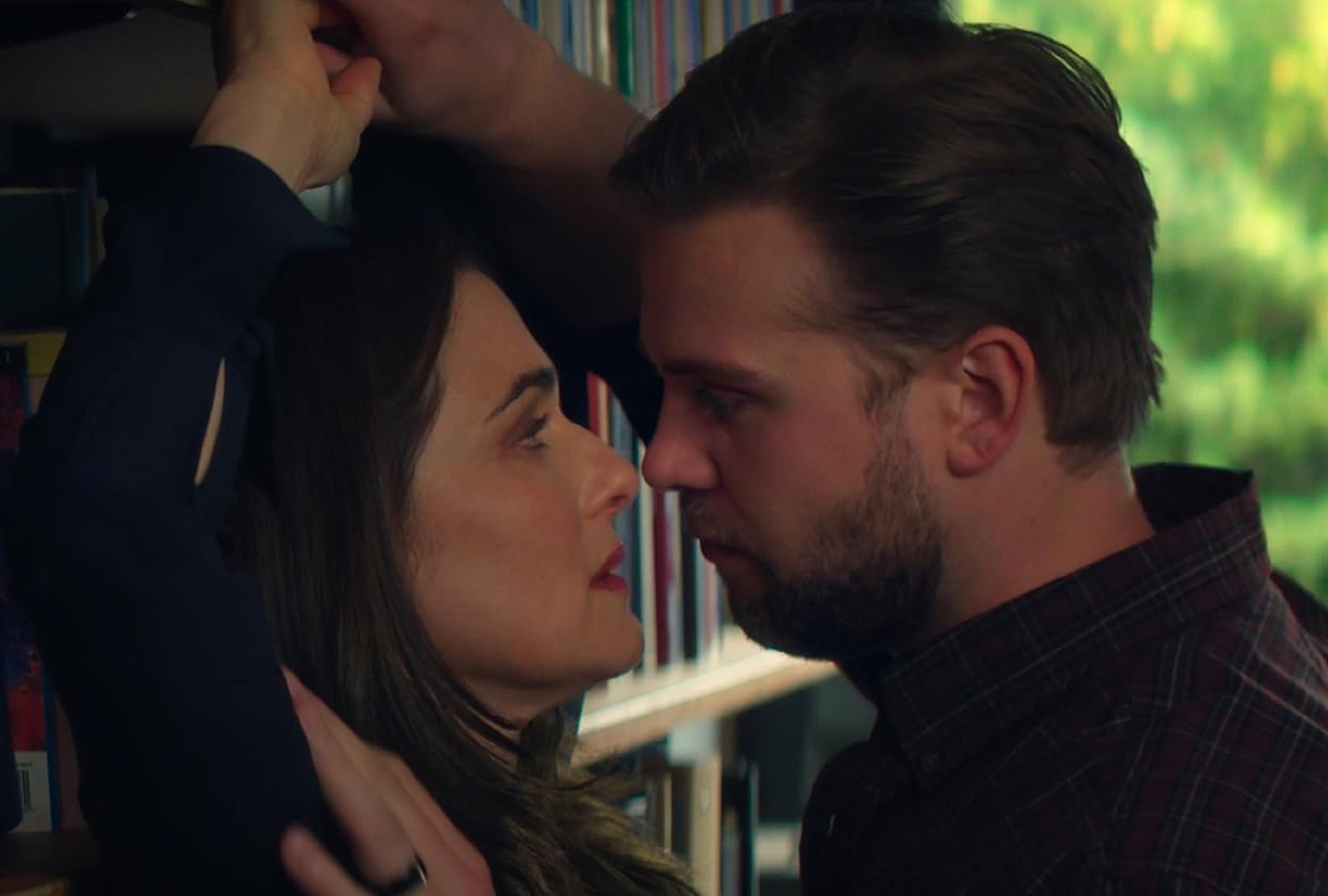 Rachel Weisz interpreta a la protagonista de la comedia dramática "Vladimir" que en esta escena se imagina con su joven colega (Leo Woodall) (Foto: Netflix)