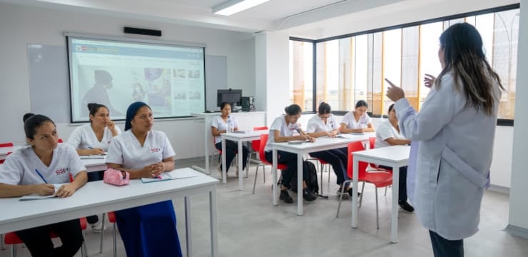 Estudiantes de Sise combinan estudios y trabajo, en una propuesta académica adaptada a horarios flexibles. Foto: Sise
