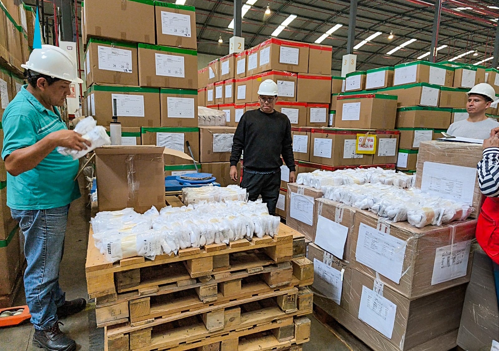 Uniformes para la PNP permanecen en almacén y Contraloría alerta riesgo de afectación. Foto: Contraloría.