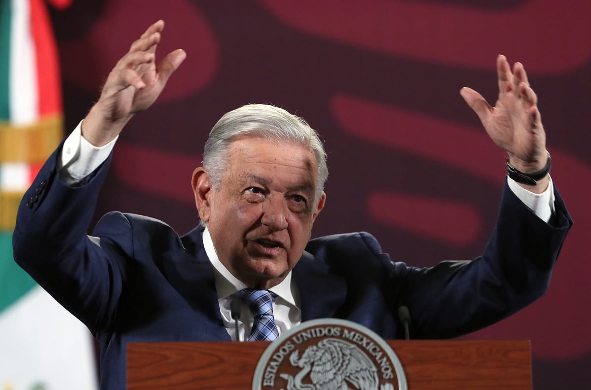 El presidente de México, Andrés Manuel López Obrador, habla durante su conferencia de prensa matutina, el 15 de abril de 2024, en el Palacio Nacional de la Ciudad de México. (Foto de Mario Guzmán / EFE)
